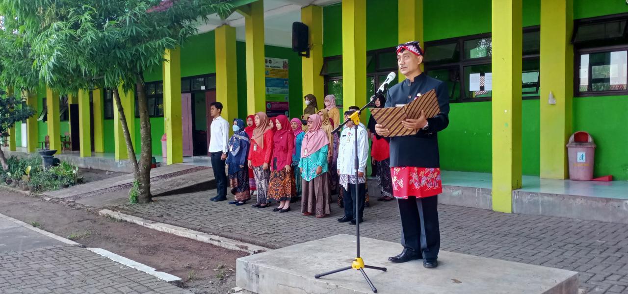 PESERTA UPACARA SENIN DI KECAMATAN PARE MENGGUNAKAN TOPI DASI